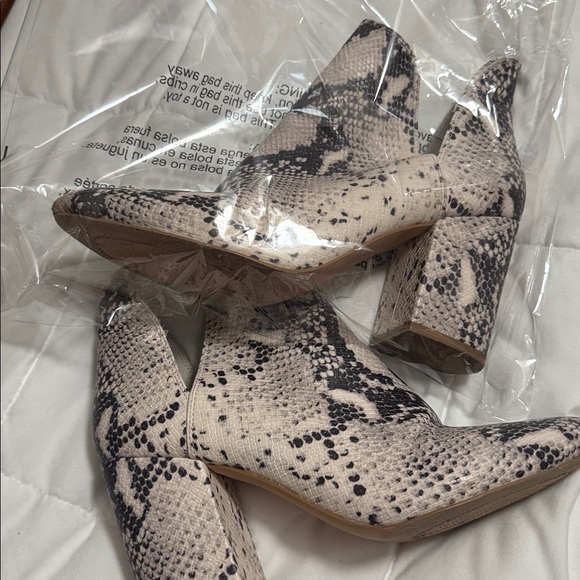 Steve Madden Black and Cream Snakeskin Ankle Booties - Picture 4 of 8